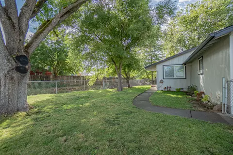 393 Elm Way, Eagle Point, OR 97524 photo 3