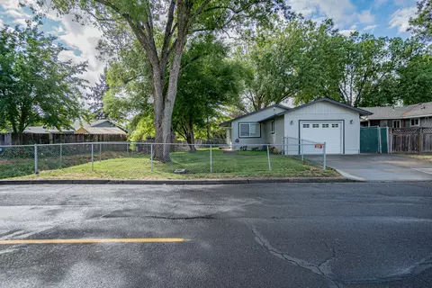 393 Elm Way, Eagle Point, OR 97524 photo 2