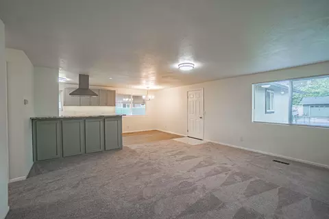 393 Elm Way, Eagle Point, OR 97524 photo 5