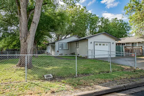 393 Elm Way, Eagle Point, OR 97524