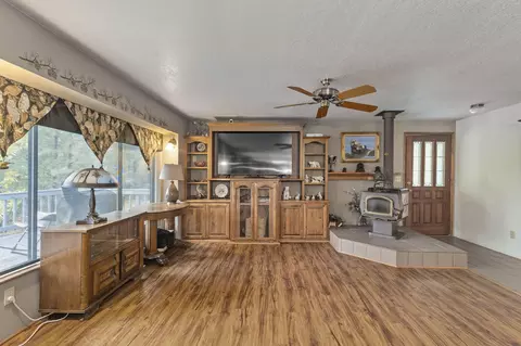 386 Greentree Loop, Grants Pass, OR 97527 photo 2