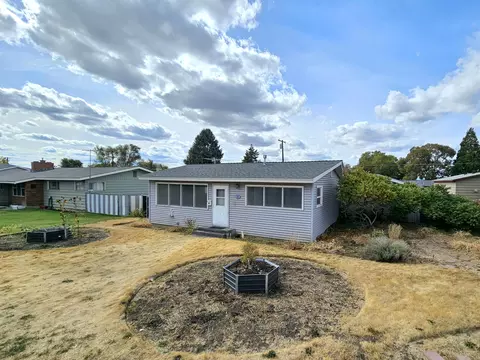 925 SW 12th St, Redmond, OR 97756