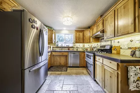 102 Rogue Ct, Rogue River, OR 97537