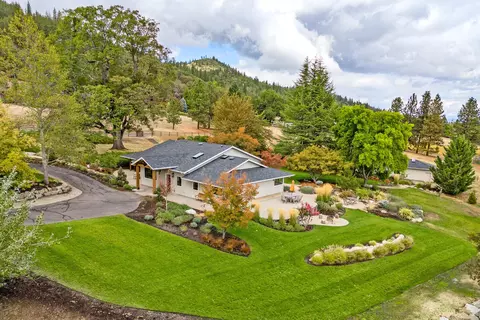 4059 Livingston Rd, Central Point, OR 97502