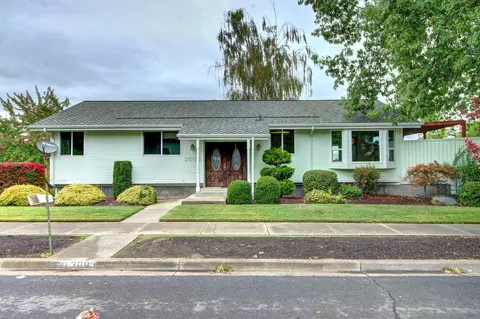 3003 Cedar Links Dr, Medford, OR 97504