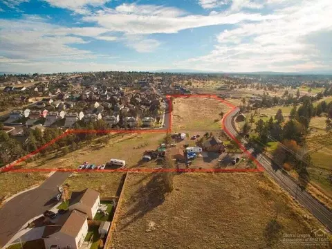 2052 SW Helmholtz Way, Redmond, OR 97756