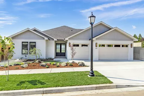 566 Autumn Hills Dr, Medford, OR 97504