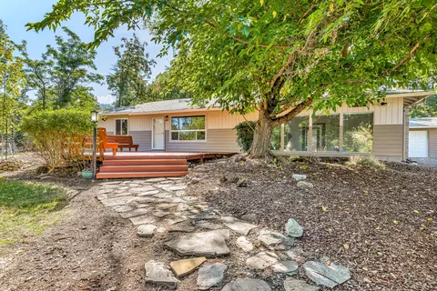 6292 Dark Hollow Rd, Medford, OR 97501