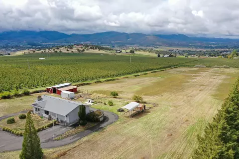 4380 Royal Crest Rd, Medford, OR 97504