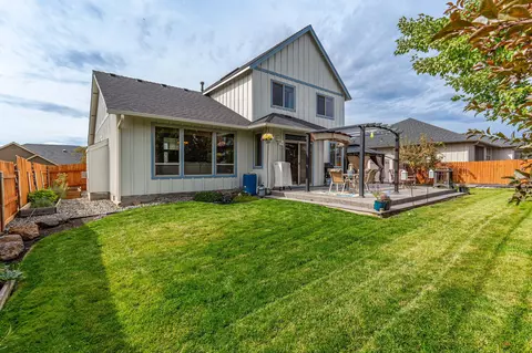 3026 NW Canyon Dr, Redmond, OR 97756