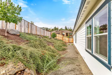 1300 Crestmont Pl, Eagle Point, OR 97524 photo 34