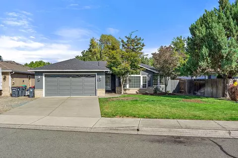851 Forest Glen Dr, Central Point, OR 97502