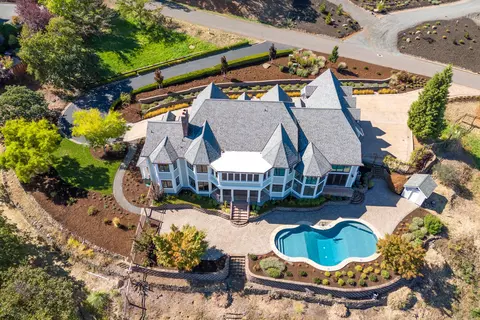 245 Surrey Dr, Jacksonville, OR 97530