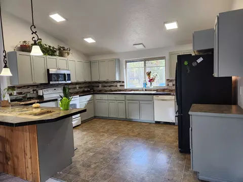 17330 Lively Ln, Bend, OR 97707 photo 3