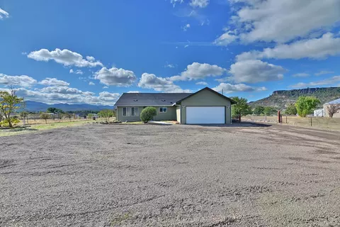 7521 High Banks Rd, Central Point, OR 97502
