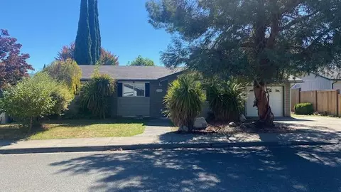 949 NW Morgan Ln, Grants Pass, OR 97526