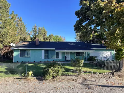 2494 Robin Ln, Central Point, OR 97502