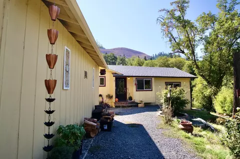 6115 Fish Hatchery Rd, Grants Pass, OR 97527