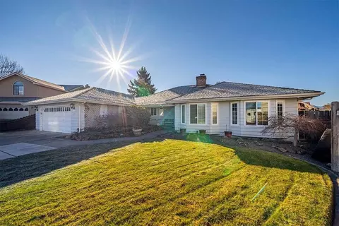 3120 Centurion Cir, Medford, OR 97504
