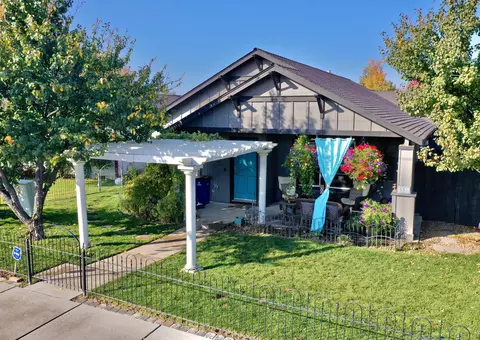 1535 NE 5th St, Redmond, OR 97756