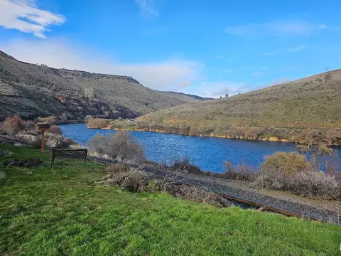 810 Riverside St, Maupin, OR 97037
