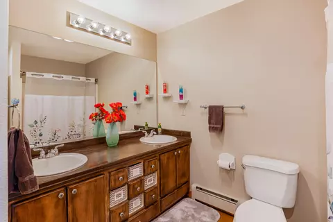 Bath - 61290 Obernolte Rd, Bend, OR 97701 photo 4 of 7