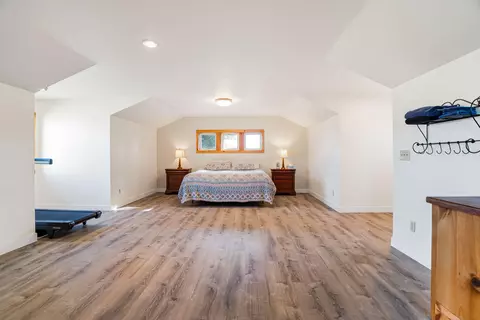 Bedroom - 61290 Obernolte Rd, Bend, OR 97701 photo 4 of 4