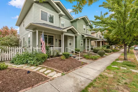 1142 Rustler Peak St, Central Point, OR 97502