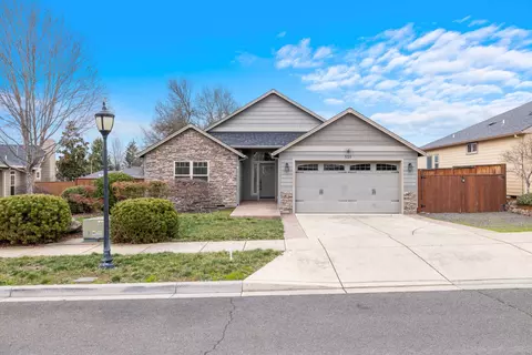 525 St Augustine Dr, Medford, OR 97504