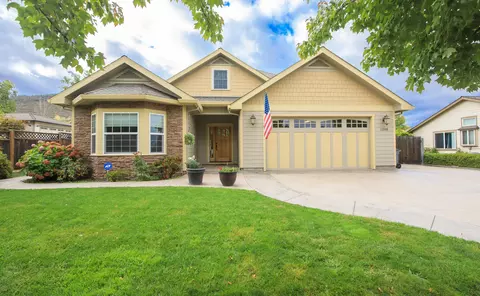 1208 Lithia Way, Talent, OR 97540