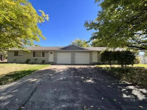 184 N Deanjou Ave, Eagle Point, OR 97524