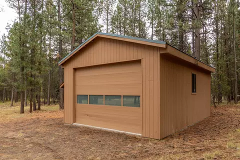 17069 Spring River Rd, Bend, OR 97707 photo 2