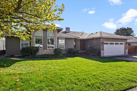3432 Blackpine Dr, Medford, OR 97504