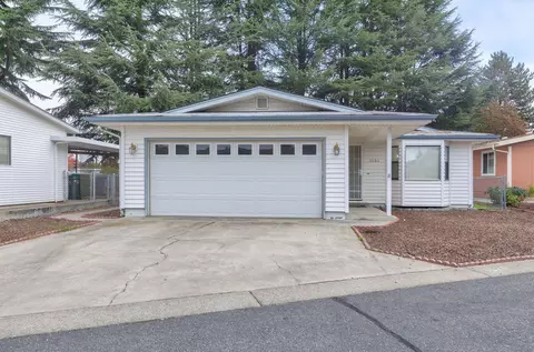 1034 Hemlock Ln, Grants Pass, OR 97527
