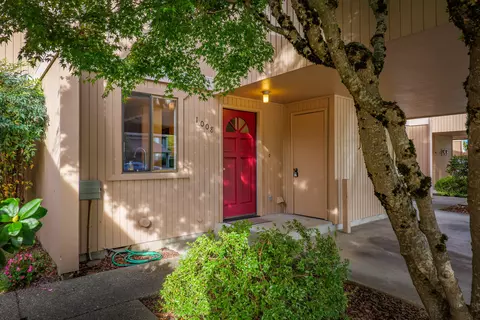 1008 SE Camelot Dr, Grants Pass, OR 97526