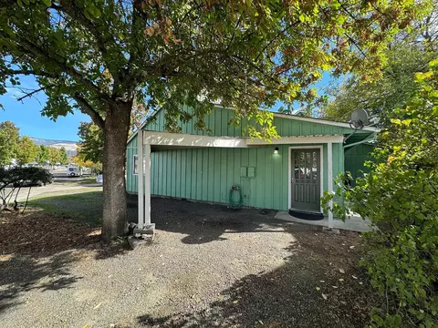 536 Tulipan Way, Talent, OR 97540