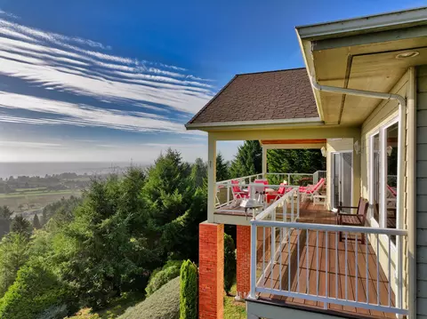 15646 Seaside Ct, Brookings, OR 97415