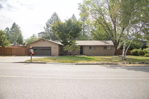 1609 NW Crescent Dr, Grants Pass, OR 97526