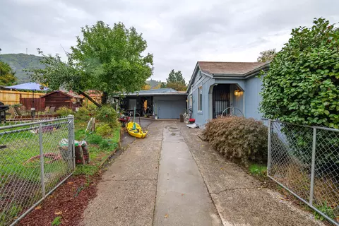 723 NE 12th St, Grants Pass, OR 97526