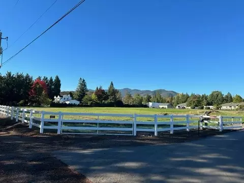 4090 Cedar Ln, Medford, OR 97501