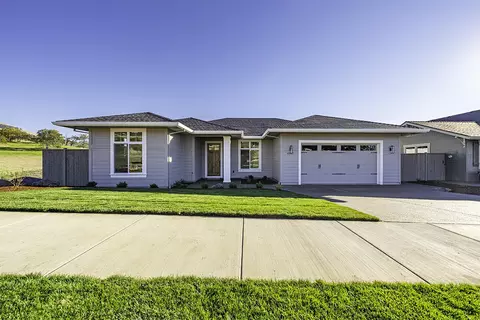 4212 Connection Ln, Medford, OR 97504