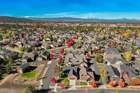 63405 Ledgestone Ct, Bend, OR 97701 photo 2