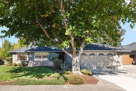 2851 Pinecrest Ct, Medford, OR 97504