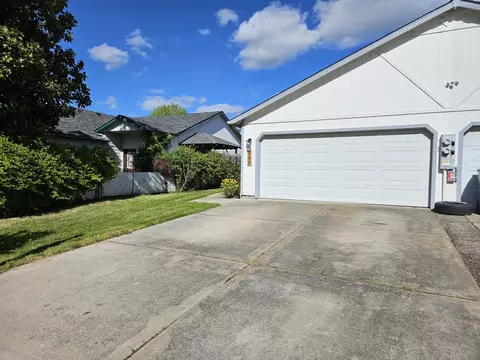 582 Mountain View Dr, Central Point, OR 97502