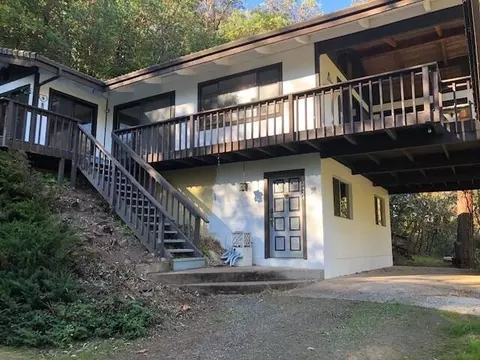 2424 Hamilton Ln, Grants Pass, OR 97527