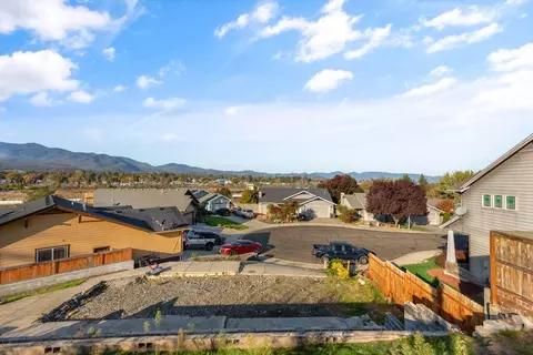 414 Phoenix Hills Dr, Phoenix, OR 97535