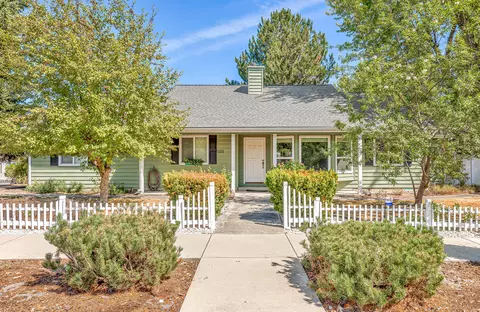 1211 La Loma Dr, Medford, OR 97504
