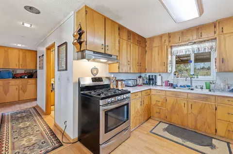 Kitchen - 43273 Sycan Rd, Beatty, OR 97621 photo 3 of 4