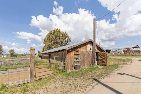 Exterior - 43273 Sycan Rd, Beatty, OR 97621 photo 9 of 17