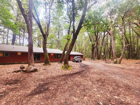 153 Cascade Dr, Cave Junction, OR 97523